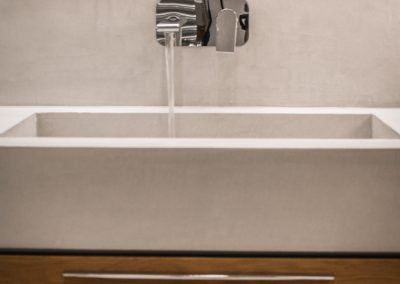 Ristrutturazione della cucina moderna e piccolo bagno - Between Art & Design